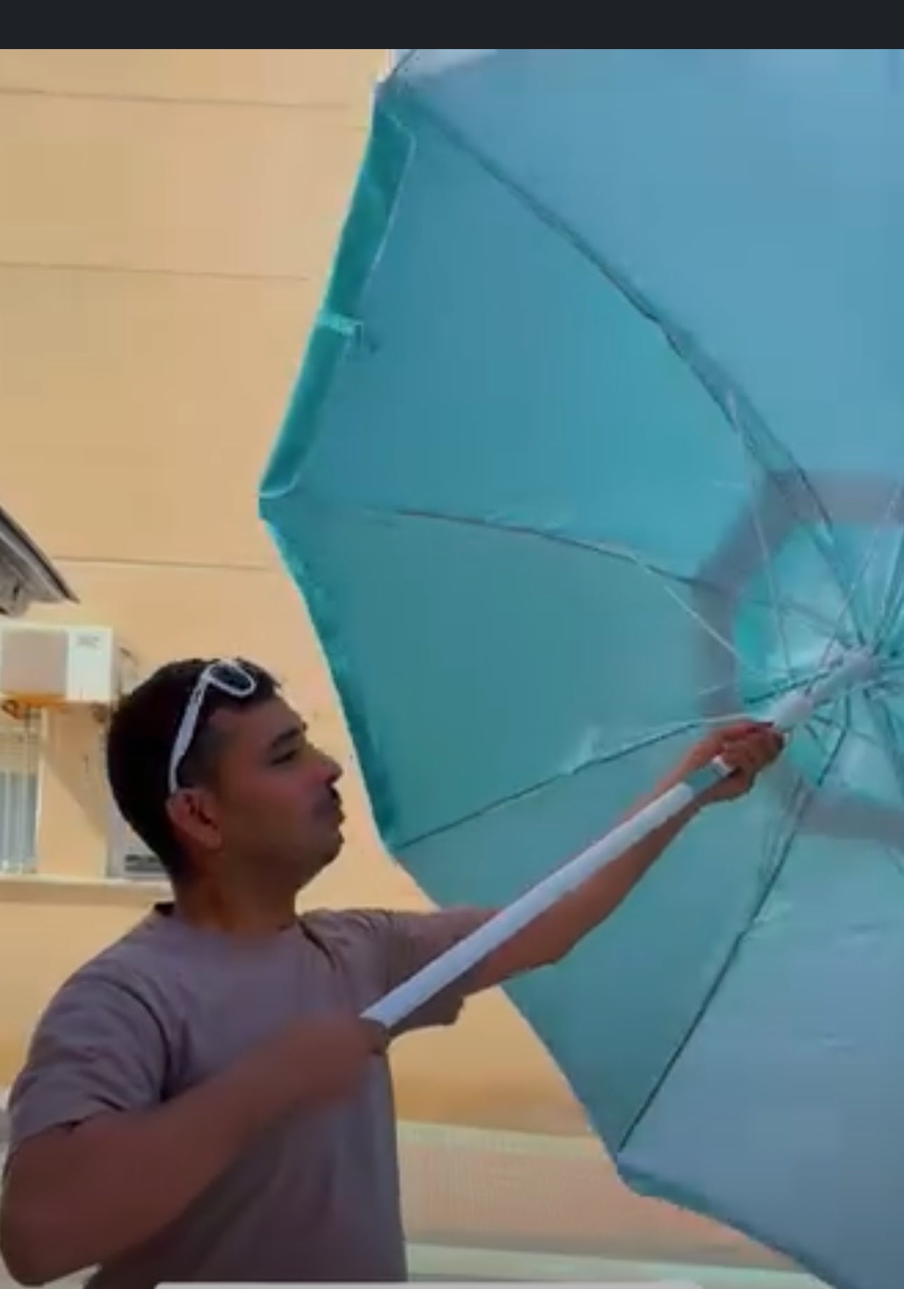 Sombrilla de de 220 cm con barras de silicona, con protección solar UPF+50 inclinable y disponible en 3 colores. Puede indicar el modelo