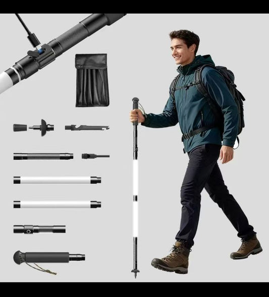 un bastón de trekking multifuncional y desmontable.
Iluminación LED: Cuenta con una sección luminosa recargable mediante cable USB para mejorar la visibilidad nocturna.